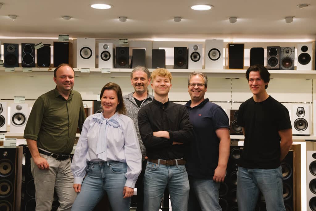 foto van het team in de luisterkelder in onze winkel in leiden met Johan en Silvia, Jean Paul buitendienst, Dennis voor de binnendienst en twee parttimers Owen en Rune